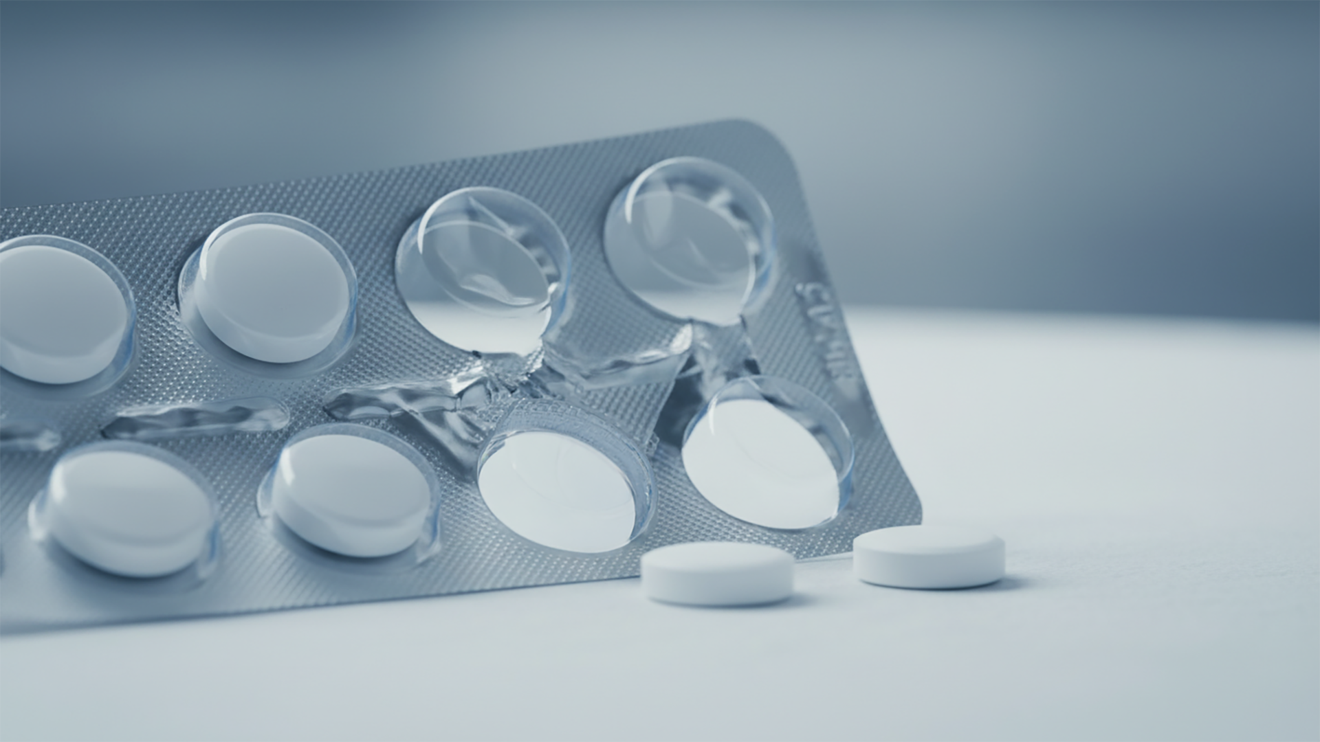 Nahaufnahme eines teilentleerten Tabletten-Blisters mit weißen, runden Arzneitabletten auf einer sauberen Laboroberfläche. Das kühle, klinische Setting unterstreicht Qualitätssicherung, GMP-konforme Analytik und zuverlässige Freigabeprüfungen für Pharma- und Biotech-Hersteller in regulierten Märkten. Nahaufnahme eines teilentleerten Tabletten-Blisters mit weißen, runden Arzneitabletten auf einer sauberen Laboroberfläche. Das kühle, klinische Setting unterstreicht Qualitätssicherung, GMP-konforme Analytik und zuverlässige Freigabeprüfungen für Pharma- und Biotech-Hersteller in regulierten Märkten.